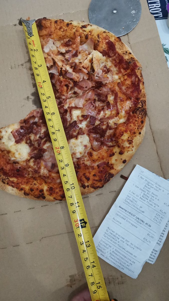 Sergi4693's tweet photo. @DominosPizza_ES @nes__87 Pues nosotros hemos notado la reducción considerable..... Es tamaño pequeño , mediano no es.... https://t.co/xstRmczZxI