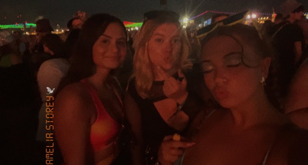 AmeliaStorey4's tweet photo. Only chance of fame we will get #NoMusicOnADeadPlanet #readingfestival2022 https://t.co/XtSjlaDkoI