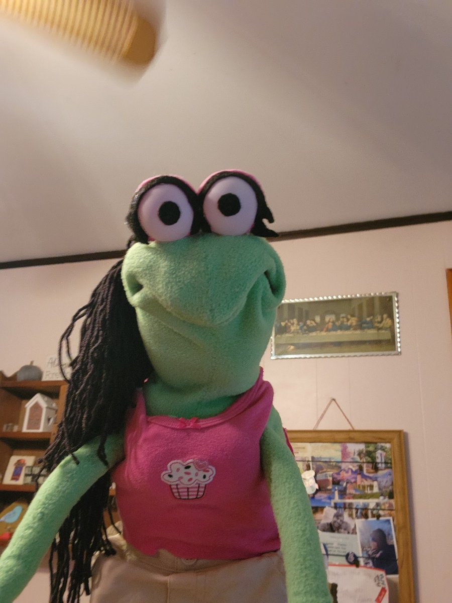 Here's another rebuild of an old character! Here's Chrissy the Frog! This was built using @AdamKreutinger's fried Frog pattern. #puppets #kreutingerpuppets