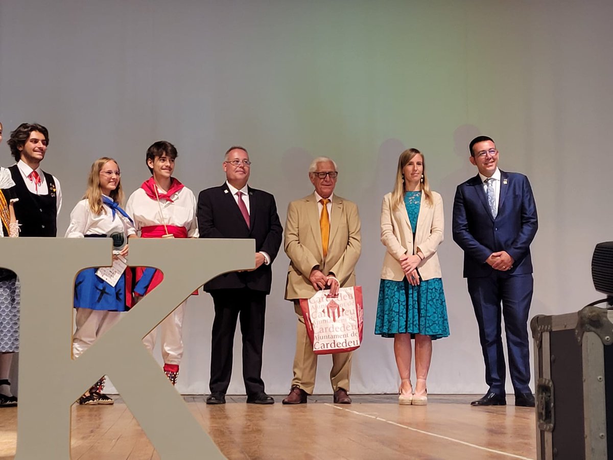 bastoneris's tweet photo. Els bastoners de @ajcardedeu a la recepció oficial de l'#aplecinternacional2022
🎩❤️💙 https://t.co/uHARTXbRKR