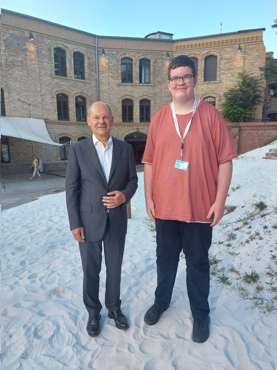 Ich war gestern einer der Teilnehmer beim KanzlerGespräch. Ich fand es sehr interessant und finde, es sollten mehrere solcher Gespräche stattfinden und dass nicht nur der Kanzler Fragen beantwortet, sondern auch die Minister.

#KanzlerGESPRAECH <a href="/Bundeskanzler/">Bundeskanzler Friedrich Merz</a>