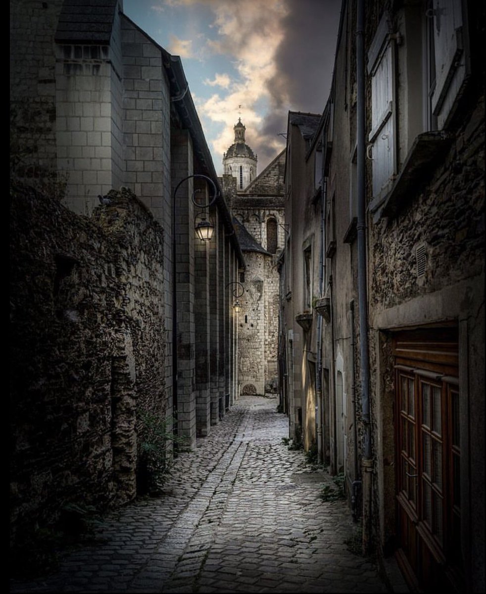 Tiens, tiens… une photo en rapport avec le thème de notre prochain instameet avec le @le_ru_angers mardi 6 septembre. Pour vous donner envie d’arpenter quelques ruelles avec nous et faire d’aussi jolis clichés que @cedric.blondeel Bravo ! #igersanjou Sélection @Severine_P