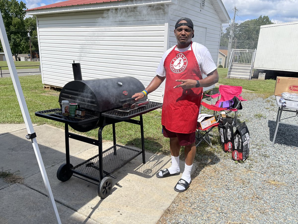 JLago16's tweet image. Thanks to @oldenboi_84 for the delicious mac n’ cheese and for his grilling magic 🍔 @SouthProvSchool is ready for the new school year #phoenixfamily @SteveCampbellnc @DiazTeaching @UCPSNC @AGHoulihan