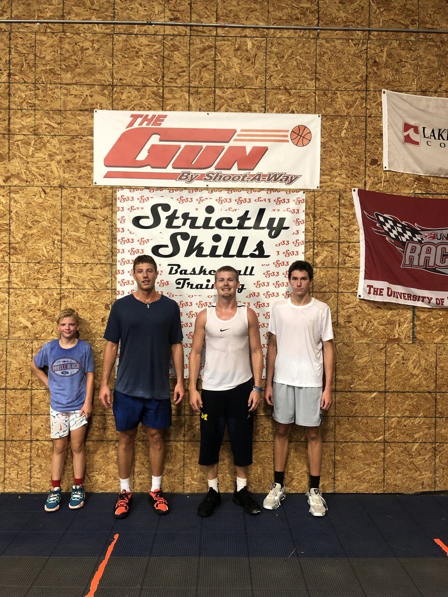 Friday morning work with ⁦@NAIAHoopsReport⁩ All American ⁦@ZGoody0⁩ State HS Champ ⁦@tucker_walther⁩ and Elite 2028 Drew McDonald ⁦@PrepHoopsMI⁩ ⁦@HuntingtonHoops⁩ #SS33