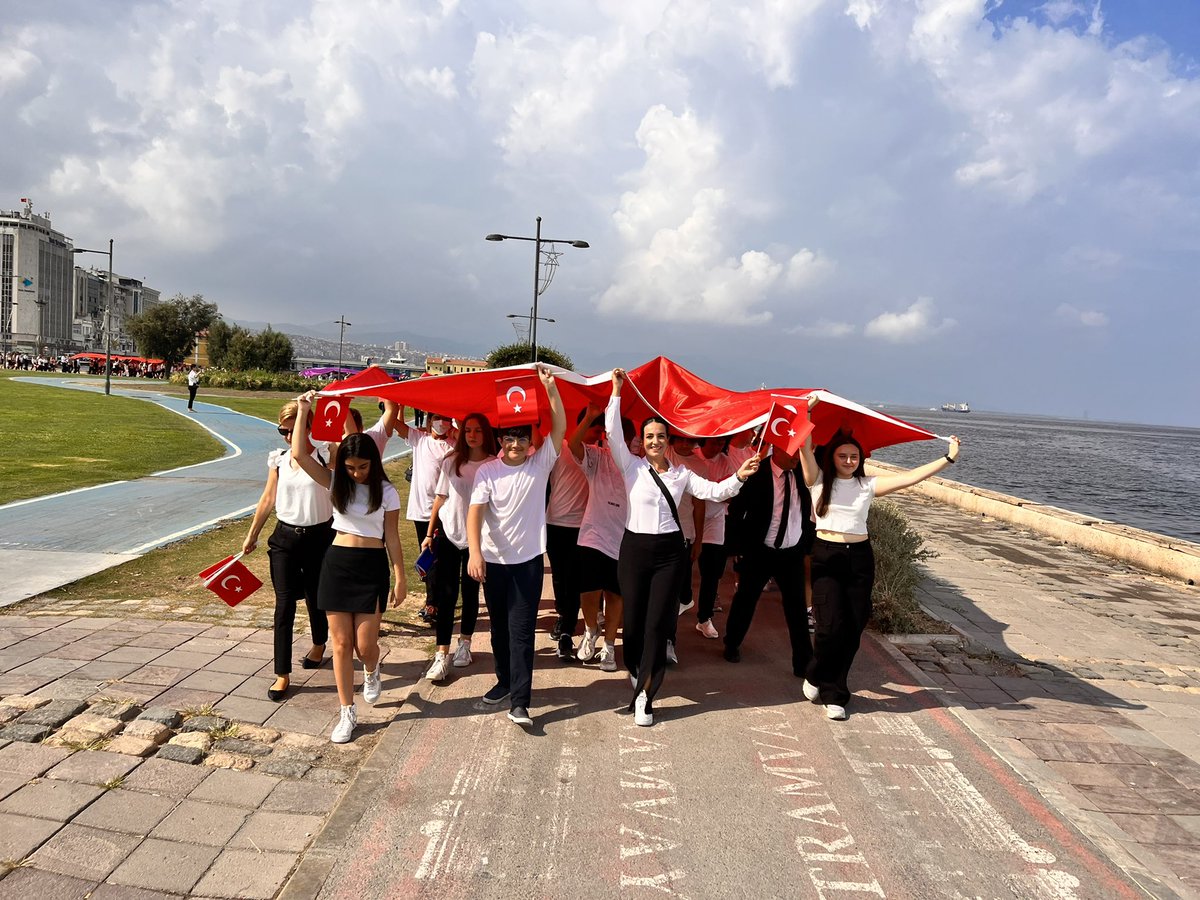 Tüm İzmir <a href="/UgurOkullari/">Uğur Okulları</a> Olarak #uğurlukalplerdenzafergünceleri kitap lansmanı tanıtımını ve Zafer bayramını büyük coşkuyla kutladık <a href="/uludereozge/">Özge Uludere</a> <a href="/bernozbilen/">bernaozbilen</a> <a href="/EErikan/">Erhan Erikan</a> #uğurdabayram