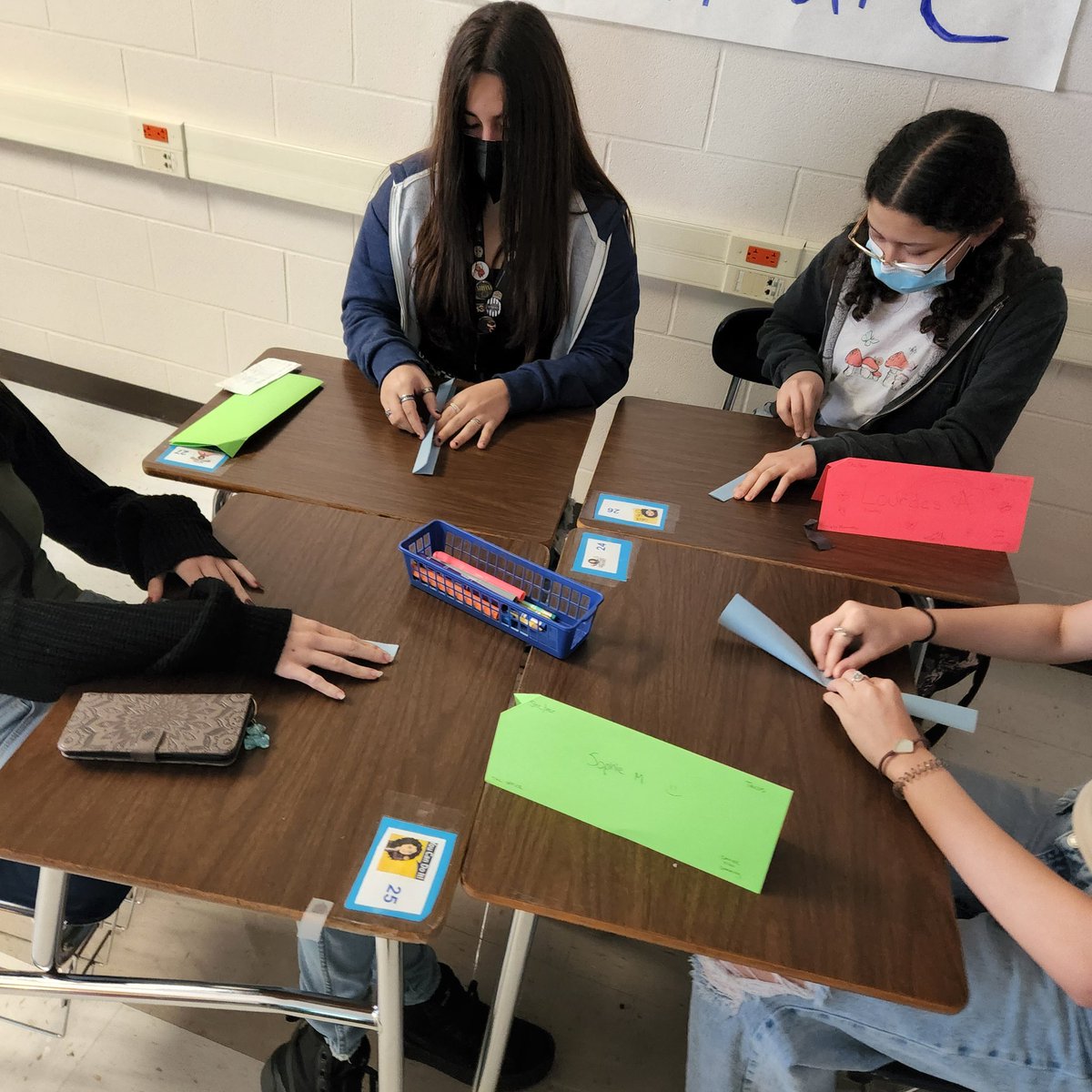 KV_EDUHeart's tweet photo. What a great first week of school! We got to know each other through #fliphunts with @MicrosoftFlip and we practiced team building with the paper chain challenge! And spirit Friday! Let's go varsity! @NISDComArts @NISDTaft https://t.co/nZQIHX8SMp
