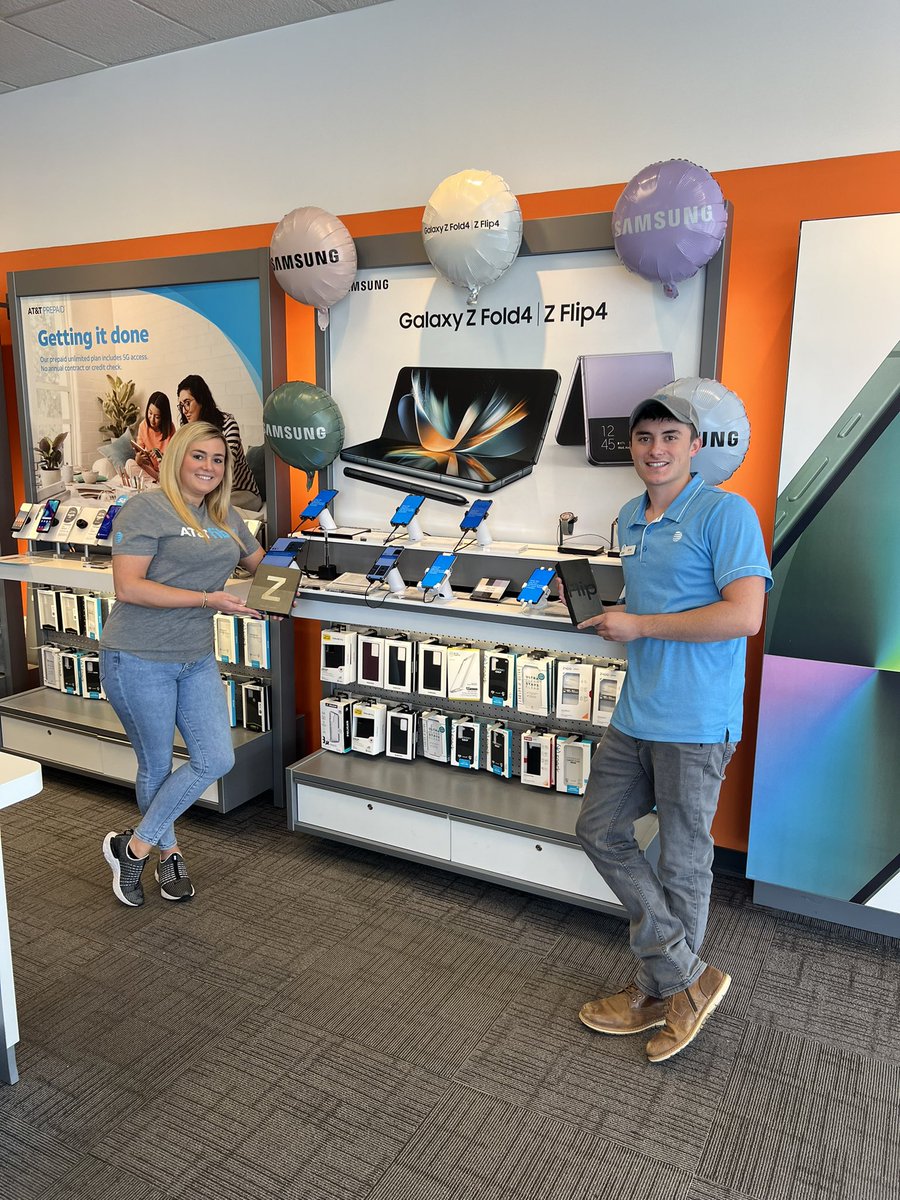 It’s #UnFoldDay!!!! So excited for the new <a href="/Samsung/">Samsung Electronics</a> Fold 4, Flip 4, and Series 5 Watches that are now OFFICIALLY in stores!!! #ERFlipFold <a href="/SoutheastStates/">Southeast States</a> @theeastregion