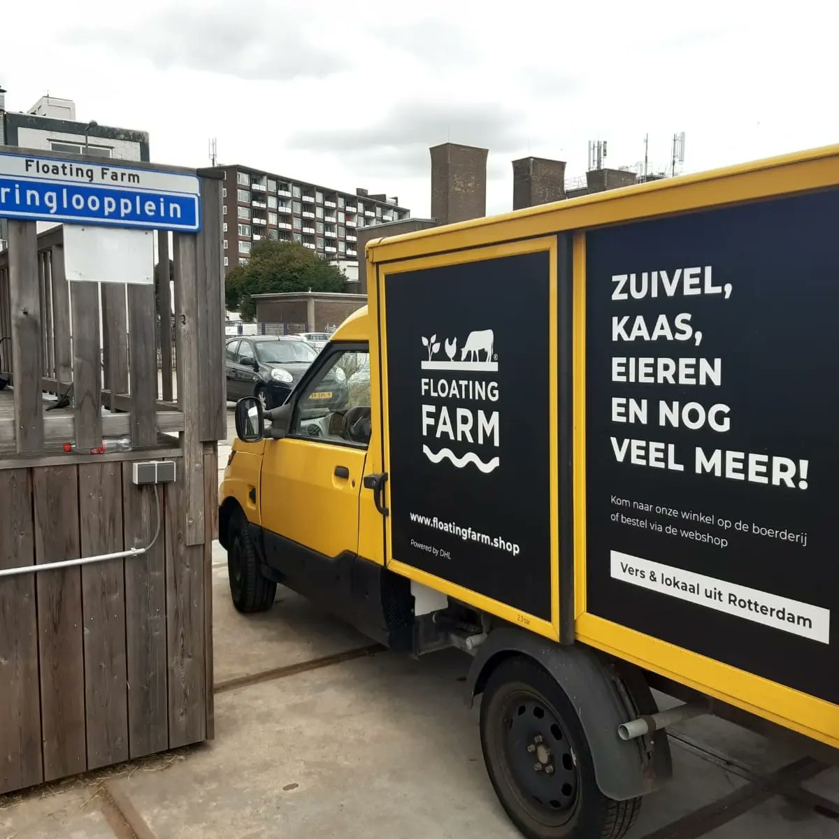 cdamaassluis's tweet photo. Afgelopen vrijdag zijn wij op bezoek geweest bij de floating farm in de Rotterdamse haven. Een boerderij op het water die laat zien hoe je de stad en verbouwen van voedsel combineert. Voedsel maken waar mensen wonen! https://t.co/V5bXH9z7hX