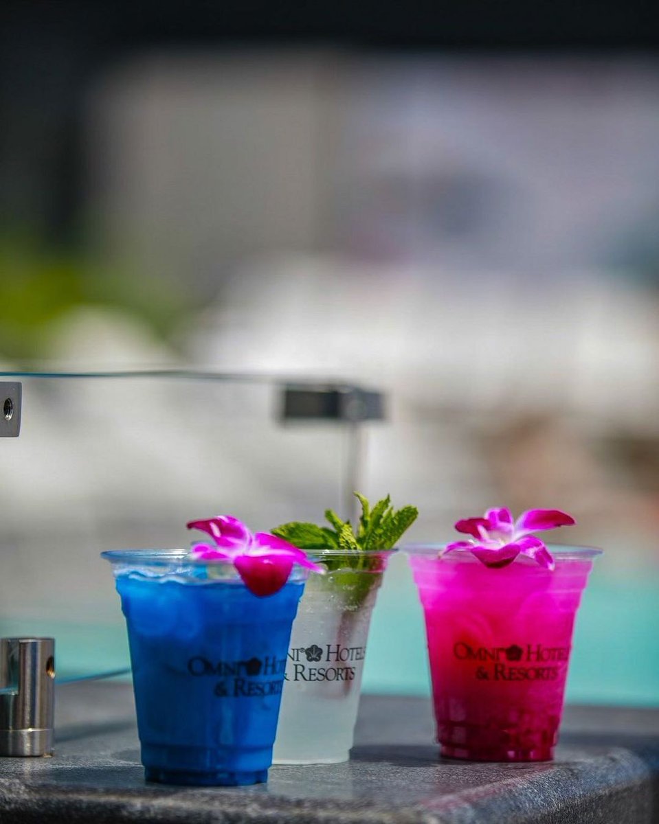 Happy Friday! What are you sipping on this weekend? 🍹 📍: @omnibostonhotel #OmniHotels #BostonHotels #SeaportDistricts #LiftedPoolBar #AtTheOmni