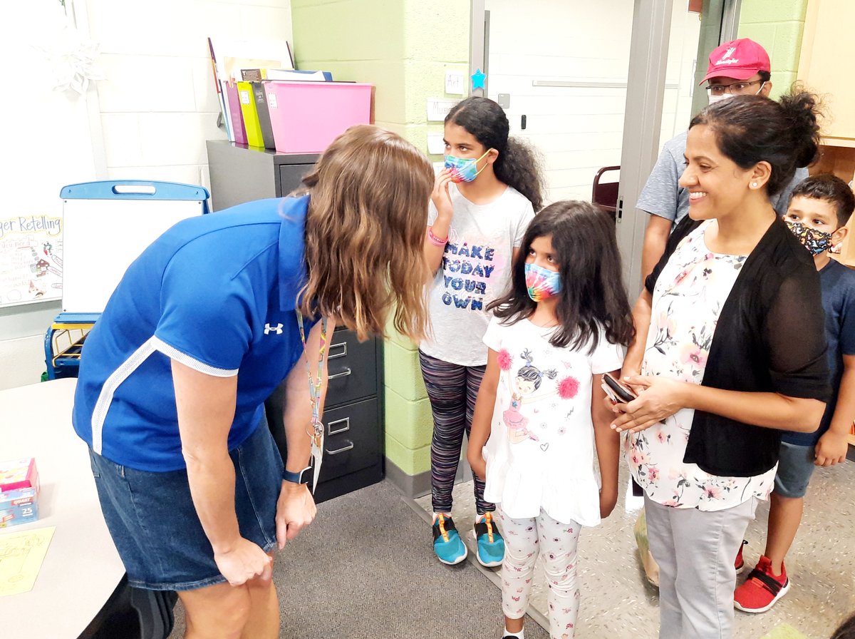 hcpss_waves's tweet photo. What an awesome Open House today! We can't wait to see everyone for the first day of school on Monday at 9am!😊 #GetSetHCPSS https://t.co/UMG0ph6BUT