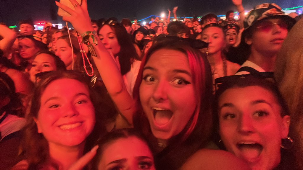 ketkeira's tweet photo. come on megs #NoMusicOnADeadPlanet #readingfestival2022 https://t.co/F1WTY3TH2L