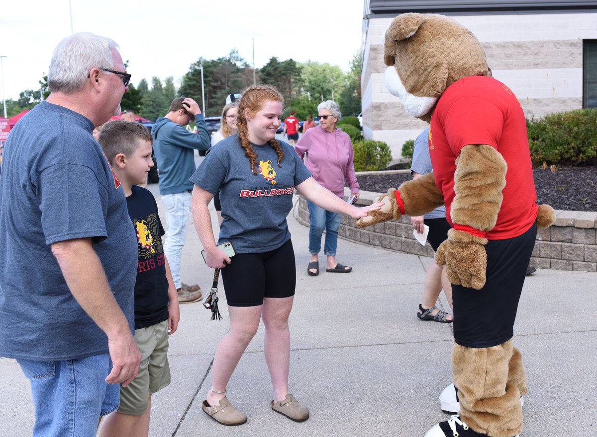 FerrisState's tweet photo. Today was the second day of @FerrisHousing's #FerrisMoveIn. Here are three images. More images are available here: https://t.co/1xTNjxWgE6

#FerrisForward #FERR1S #BeABulldog #ImABulldog https://t.co/zv3b6qvm9L