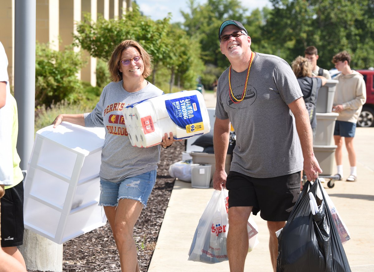 FerrisState's tweet photo. Today was the second day of @FerrisHousing's #FerrisMoveIn. Here are three images. More images are available here: https://t.co/1xTNjxWgE6

#FerrisForward #FERR1S #BeABulldog #ImABulldog https://t.co/zv3b6qvm9L