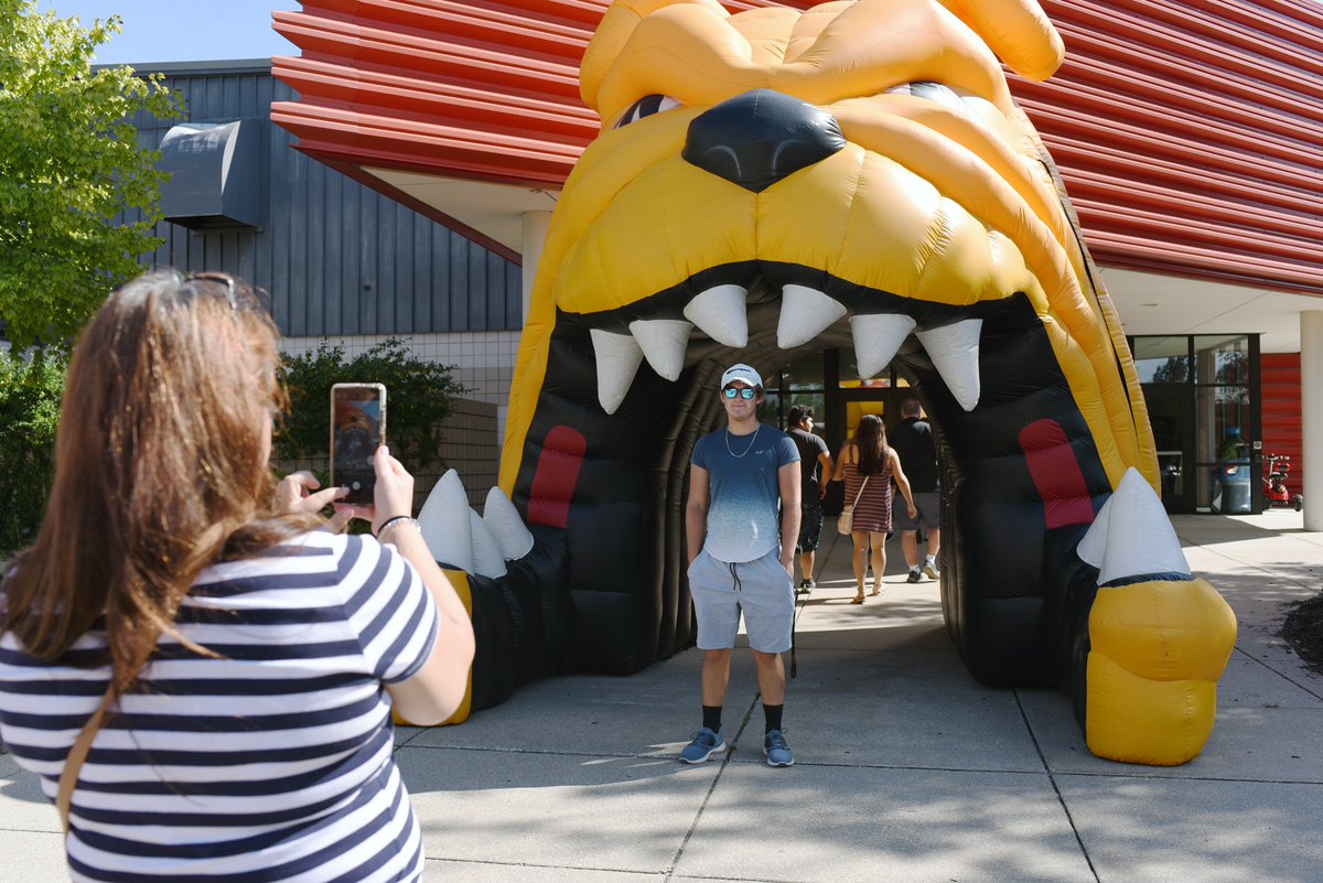 FerrisState's tweet photo. Today was the second day of @FerrisHousing's #FerrisMoveIn. Here are three images. More images are available here: https://t.co/1xTNjxWgE6

#FerrisForward #FERR1S #BeABulldog #ImABulldog https://t.co/zv3b6qvm9L