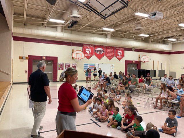 CBHoltzman's tweet photo. Warwick warmly welcomes our 2022-23 Kindergarten Bears🐻with a Scavenger Hunt, presentation by Principal Adelman, 
Bus Orientation and Bus Ride, and Popsicle Party on the playground:)Thanks to our teachers and student helpers. 
Best Year Ever!💞👫🚌 @CBWarwickElem @CBSDSchools https://t.co/FZW6YA21Go