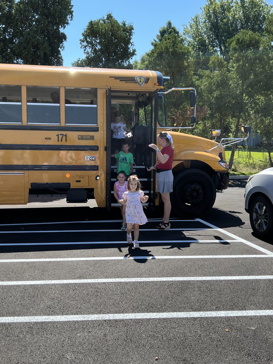 CBHoltzman's tweet photo. Warwick warmly welcomes our 2022-23 Kindergarten Bears🐻with a Scavenger Hunt, presentation by Principal Adelman, 
Bus Orientation and Bus Ride, and Popsicle Party on the playground:)Thanks to our teachers and student helpers. 
Best Year Ever!💞👫🚌 @CBWarwickElem @CBSDSchools https://t.co/FZW6YA21Go
