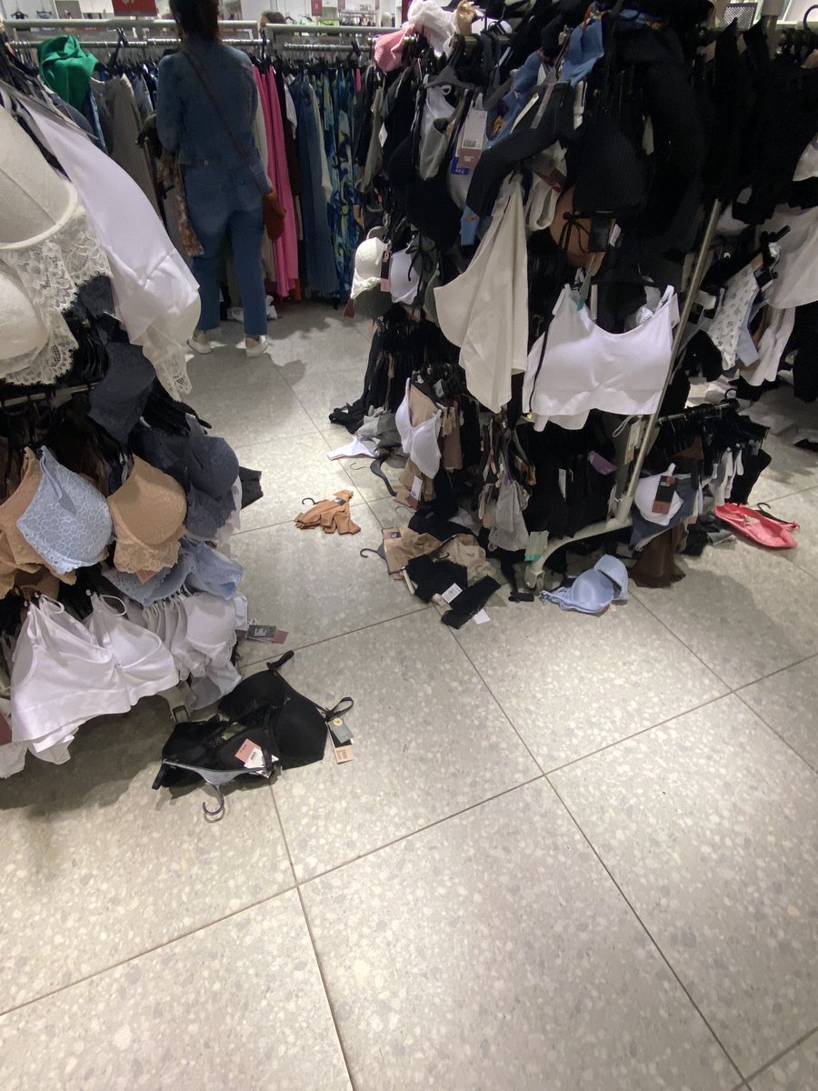 How NOT to do #retail …wanna learn? Check out <a href="/hm/">H&M</a> #Charlotte #NorthCarolina
