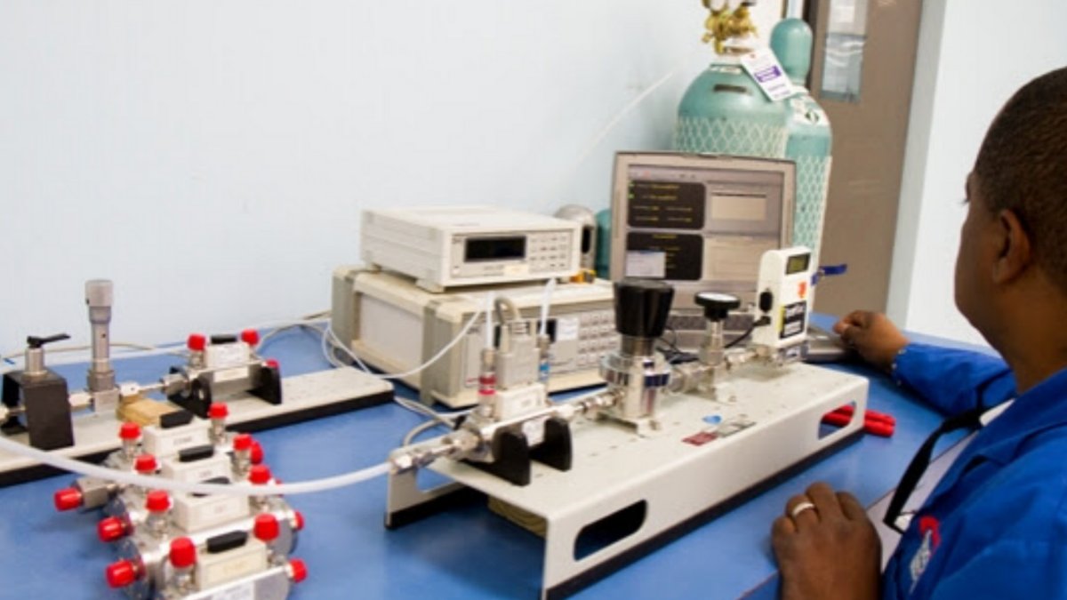 Esscolab's tweet photo. Using our Fluke Molbox/Molbloc system we are able to perform high accuracy #gasflow #calibrations on most common flow devices. The next time your Gas Flow equipment needs calibration, contact us! https://t.co/wYEZNotwMC https://t.co/ODIZSR6c7m