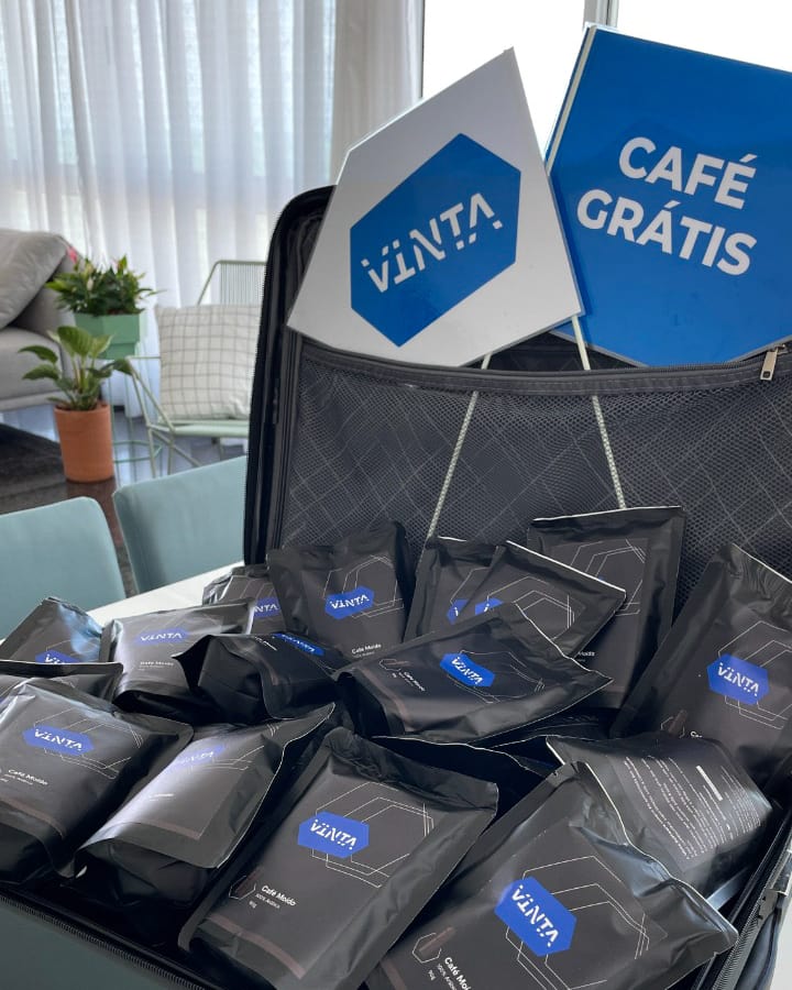 vintasoftware's tweet photo. 🇧🇷A @PythonNordeste já começou e claro que os famosos cafés da Vinta não poderiam ficar de fora! A gente pode esquecer qualquer coisa, menos esses pacotinhos.

Tamo chegando Aracaju! 

#pythonnordeste #pyne22 #python https://t.co/iUaaEJRjEM