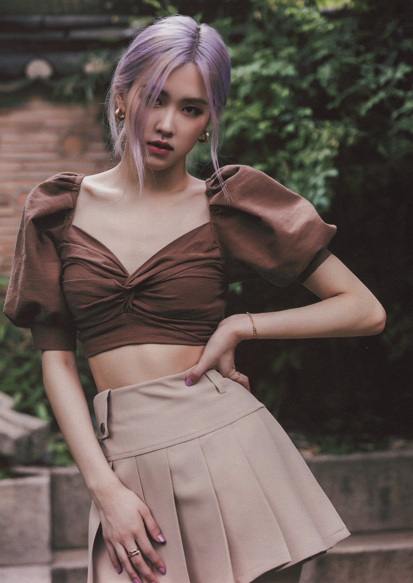 ᅟ
Minha irmã gosta de se divertir pintando meu cabelo, e dessa vez ela sugeriu um tom lilás. Claro que a tinta é temporária, com duas lavagens acaba saindo, mas foi o tempo suficiente para a Gwen me tirar essas fotos. Acredito que ela seja melhor que alguns fotógrafos, ㅋㅋ!
ᅟ