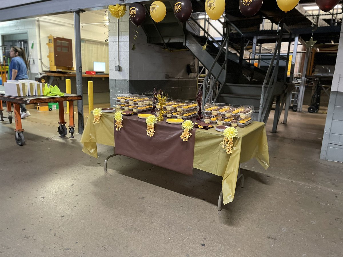 FranklinPreload's tweet photo. UPS Founders day Preload Manager
@scotthagberg1 presenting our team with their years of service certificate, cup cakes and a short motivational speech @JeffStVerna @darron4life https://t.co/0LY97gvtI3
