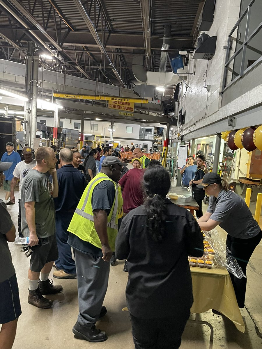 FranklinPreload's tweet photo. UPS Founders day Preload Manager
@scotthagberg1 presenting our team with their years of service certificate, cup cakes and a short motivational speech @JeffStVerna @darron4life https://t.co/0LY97gvtI3