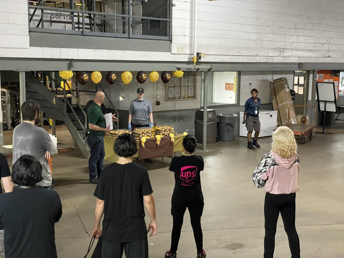 FranklinPreload's tweet photo. UPS Founders day Preload Manager
@scotthagberg1 presenting our team with their years of service certificate, cup cakes and a short motivational speech @JeffStVerna @darron4life https://t.co/0LY97gvtI3