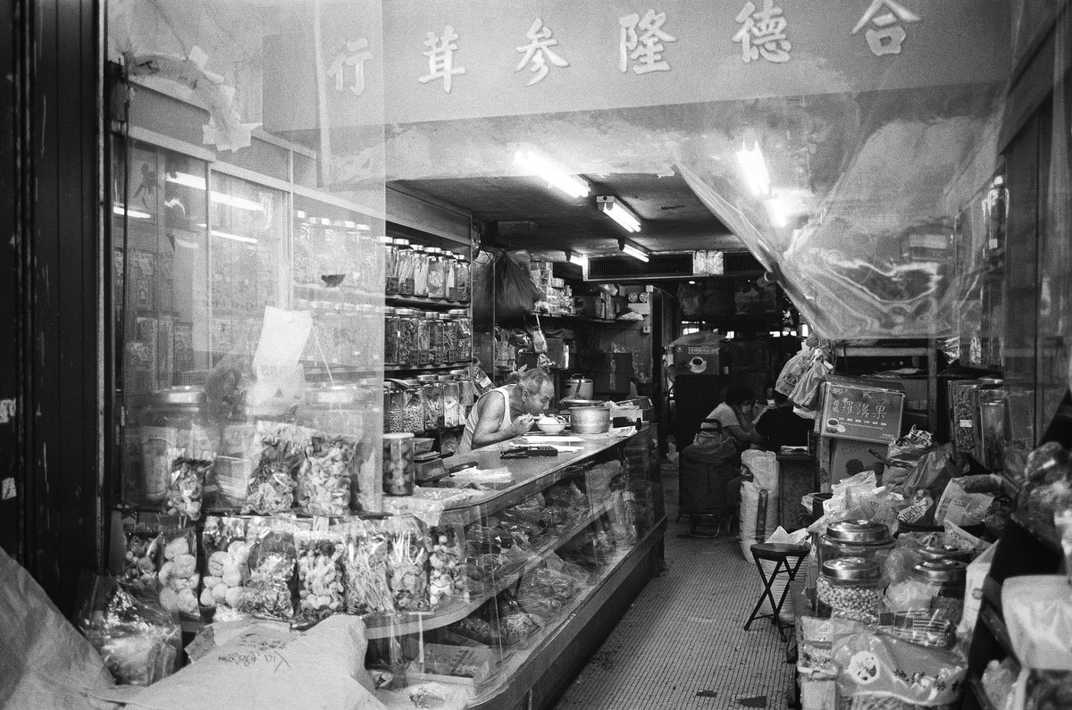 saunders_arran's tweet photo. Some of my favourite shots taken in the same area of HK. Shops &amp; stalls selling dried products (mainly seafood).

#kodaktrix #kodakdoublex https://t.co/628VN0PMLQ