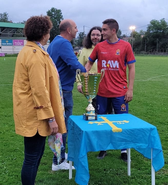 Condalclub's tweet photo. El XII Memorial "Pepe Sará" 🏆va pa Tiuya/Tuilla. #CondalClub y @CDTuillaOficial empataron 2-2 nel tiempu reglamentariu y nos penaltis el resultáu foi 2-3 pa los visitantes. Norabona y muches gracies pola visita a #Noreña CD Tuilla. Vémonos en liga #TerceraRFEF https://t.co/stQtEi0OTt