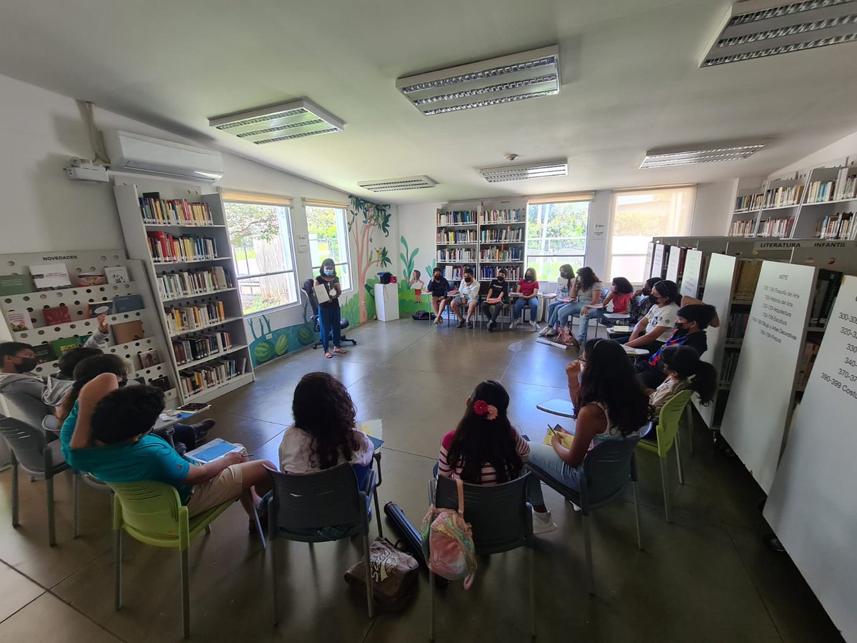 CCENicaragua's tweet photo. 📸 Compartimos imágenes del más reciente encuentro del club infantil de lectura 𝐋𝐞𝐨 𝐲 𝐯𝐮𝐞𝐥𝐨 en el #CCEN. El grupo de niños, niñas y adolescentes conversaron sobre la novela 𝑵𝒊 𝒖𝒏 á𝒏𝒈𝒆𝒍 𝒂 𝒍𝒂 𝒗𝒊𝒔𝒕𝒂, de la autora alemana Heidi Hassenmüller (1941). https://t.co/cRKzLUvxPy