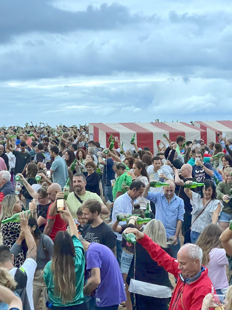 Hoy Gijón batió el récord de escanciado simultáneo de sidra con 9.796 personas 🎉💃🏻

#SidraDeAsturies
#PuxaAsturies