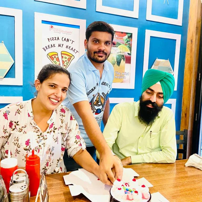 JatinSahdev7's tweet photo. Happiness is when your students end up being your buddies 💜 :) Happy UK 🇬🇧 💷 Prabh and Yuvi, live your life to the fullest with vitality.
I'm gonna miss you both. #Flying_SOON :) SAFE TRAVELS ✈️ https://t.co/afmQWbbye0