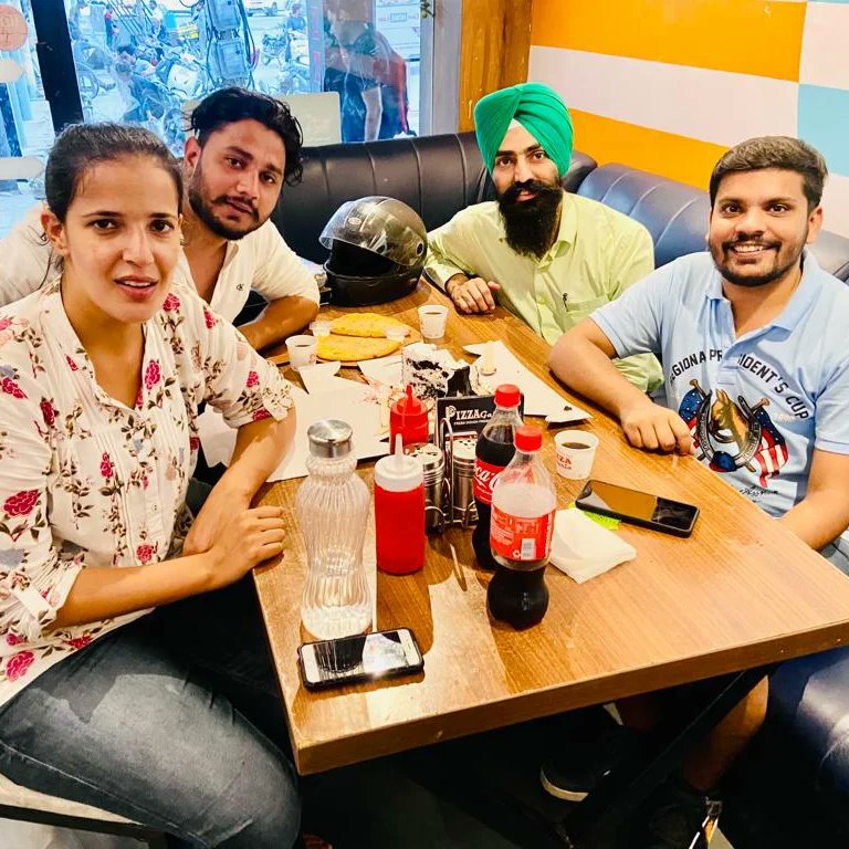 JatinSahdev7's tweet photo. Happiness is when your students end up being your buddies 💜 :) Happy UK 🇬🇧 💷 Prabh and Yuvi, live your life to the fullest with vitality.
I'm gonna miss you both. #Flying_SOON :) SAFE TRAVELS ✈️ https://t.co/afmQWbbye0