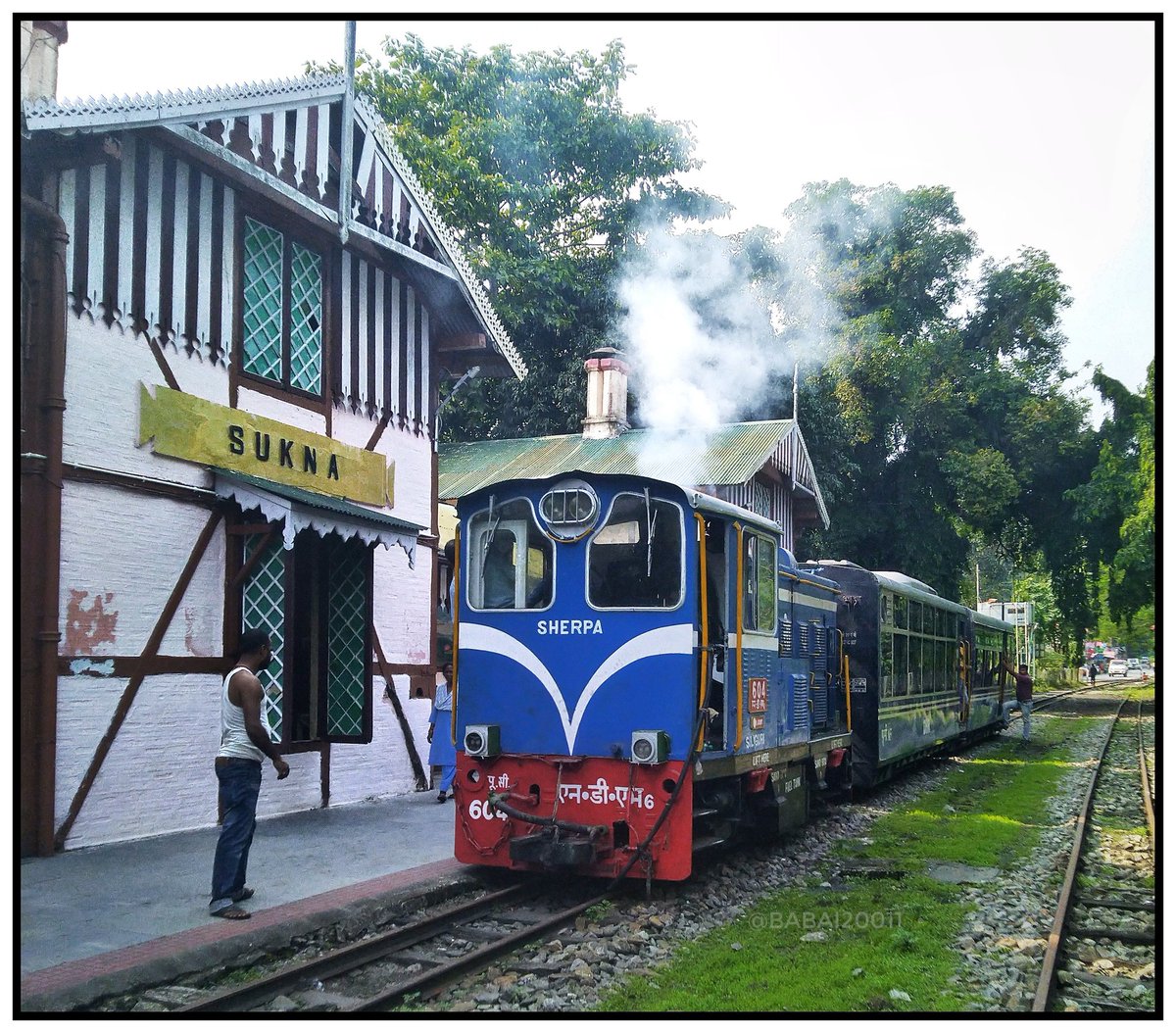 NFR_Enthusiasts's tweet photo. #Siliguri/#SGUJ 
NDM6 #604 (Name:#SHERPA) with #NarrowGauge #ToyTrain at #Sukna 

📸: @Babai20011 
#NFRailEnthusiastsOG

@drm_kir @reachdhr @RailNf @RailMinIndia @UNESCO @unesconewdelhi #DarjeelingHimalayanRailway #UnescoWorldHeritageSite #NortheastFrontierRailway #IndianRailways https://t.co/LQHmIY5MVH