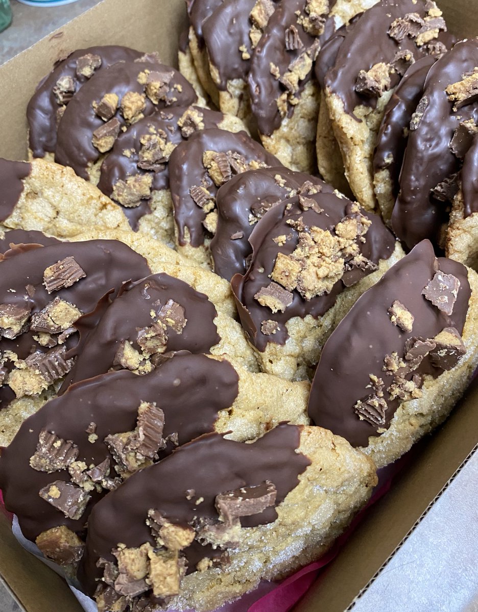 getbaked210's tweet photo. Happy Friday! 😋🥜🍫💕

#peanutbutter #cookierun #Cookie #homebakery https://t.co/KKoN9UK0tv