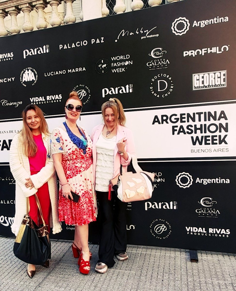 EleoValentini's tweet photo. Con la italiana Claudia Fortuny diseñadora de Cravalana, Convirtió la corbata en una prenda “sin genero”. Las “Cravalana” son refinadas corbatas/collares unisex hechas de seda italiana y decoradas con perlas, broches antiguos, cristales y otros pequeñas joyas vintage. #ARFW https://t.co/jTxc0uktl6