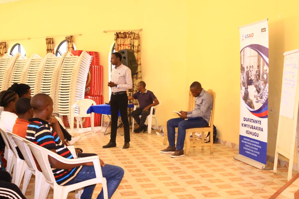 NyagatareNyc's tweet photo. Umuhuzabikorwa w'Inama y'Igihugu y'Urubyiruko #Katurebe na Coordinator w'Ikigo Cy'Urubyiruko #Karake bashoje Amahugurwa y'Iminsi 5 yarimo Urubyiruko rugera kuri 50 barimo guhabwa Training kuri Critical Thinking bahugurwaga na Never Again @YouthCultureRW https://t.co/deZlhshF9A