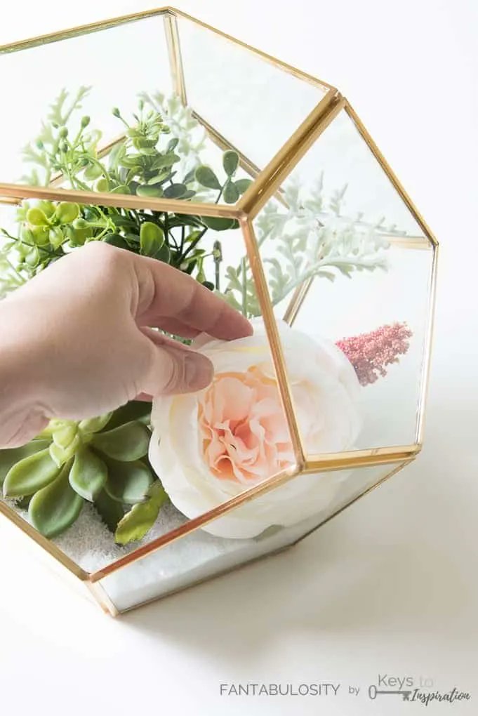 Adamshomesales's tweet photo. This floral terrarium is an easy #DIY project to try this weekend. #homedecor  https://t.co/S9YGSGlX3U https://t.co/hX1flsA3FS