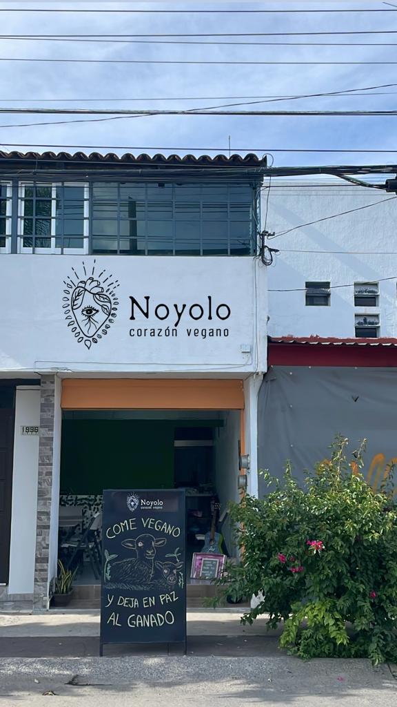 AGuillenGmz's tweet photo. Bandita de GDL ayúdenme a compartir!
Hace dos meses mi novia y yo abrimos un restaurantito.
Vendemos tacos y lonches a base de plantas 🌱💚.
Cáiganle por comida rica y sin sufrimiento animal :) https://t.co/ULUvo9xQBo