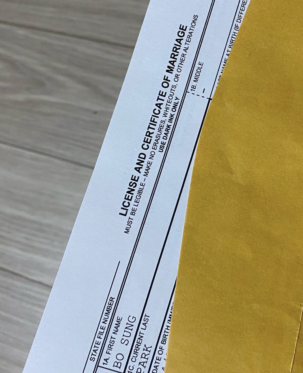 RECÉM CASADOS! Park Bosung e Kim Minjun, casal influencer e participantes do reality coreano #MerryQueer, anunciaram que finalmente se casaram. 

O casal compartilhou foto do registro e detalhes do casamento em suas redes sociais. Sejam muito felizes! 🥹❤️