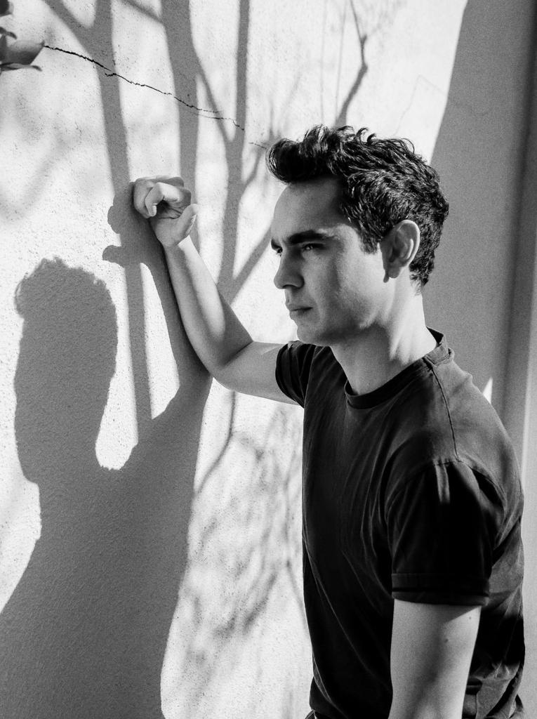 hettyberry's tweet photo. OMG I'm super excited to see the awesome talented actor @maxminghella back with the rest of the cast of @HandmaidsOnHulu and the fact that he's probably one of the sexiest men on screen helps!!! #GoJune https://t.co/AcIWFuNhVu