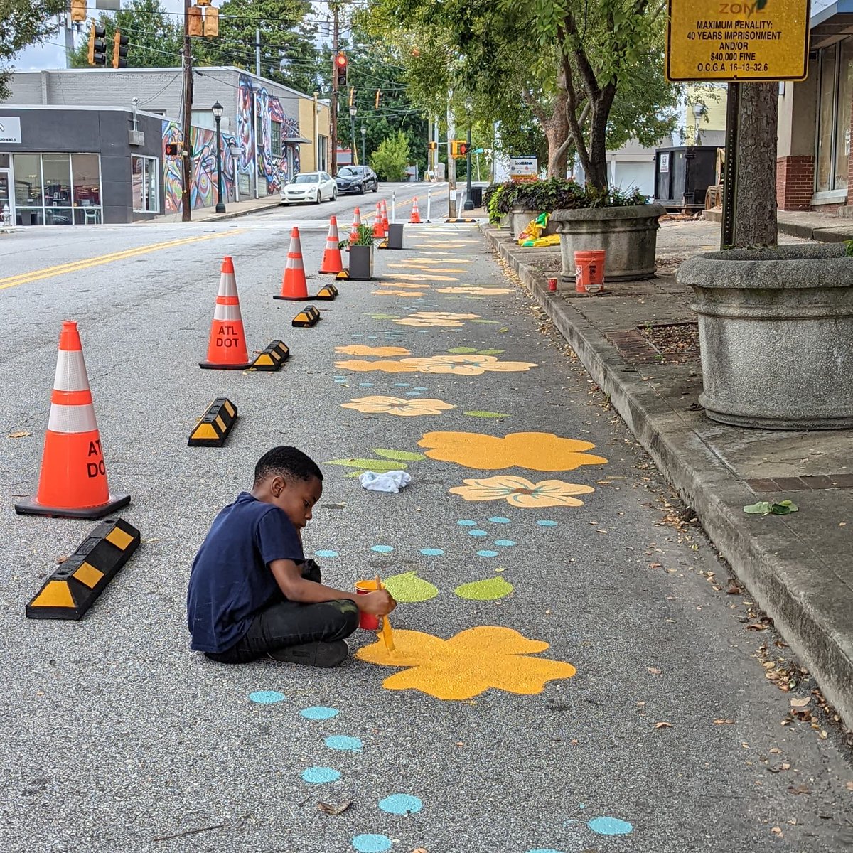 manudan711's tweet photo. Shoutout to West End's Benjamin Moore / Southwest Paint, and its father &amp; son owners Tom Portis Sr &amp; Jr (Adams Park resident), for donating much of the paint used to do the #AdamsPark #AsphaltArt #WalkLane. They care about community so if you need paint spend your money here! https://t.co/4l6on5mb8N