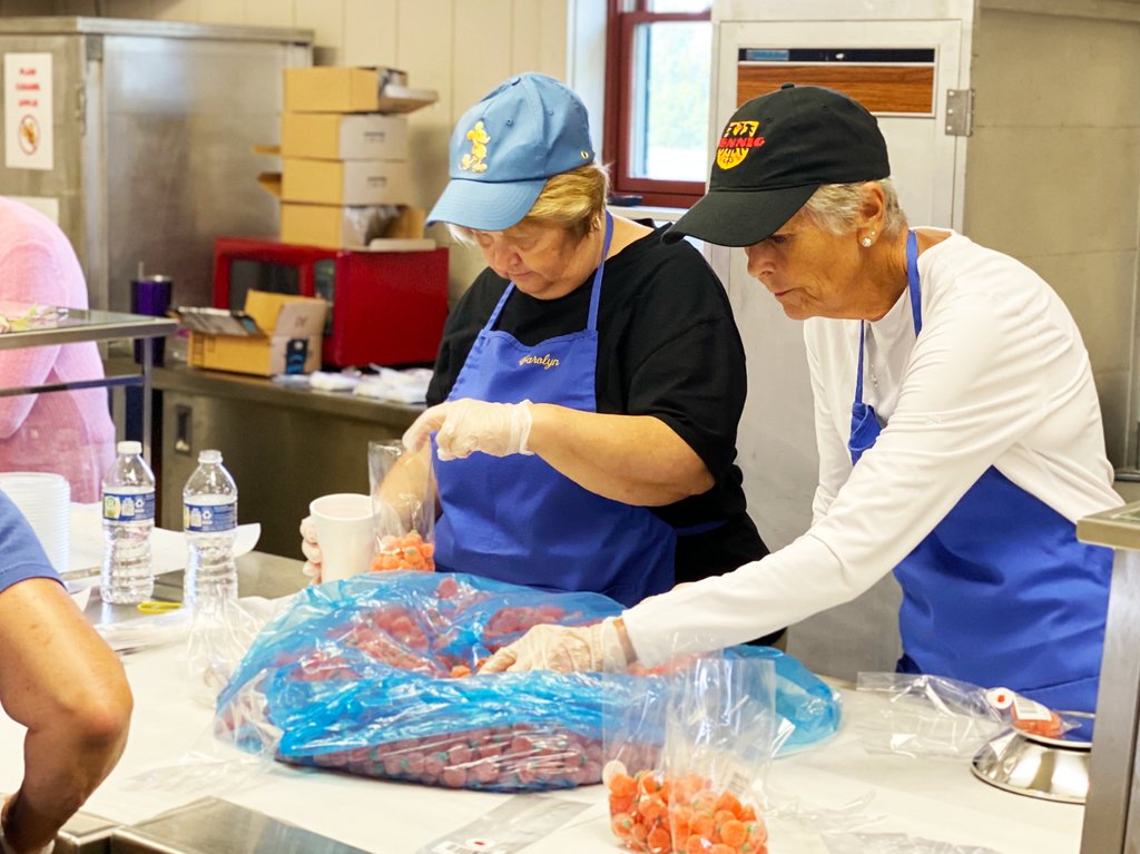 AppleStoreCP's tweet photo. The ladies of the @PrairieAlliance were hard at work today packing candy for The Apple Store! Watch our Facebook live: https://t.co/a7NrBRE8lw

View our 2022 hours: https://t.co/rL0VyILwDo

#AppleStoreCP #ConnerPrairie https://t.co/I45sf5xeMy