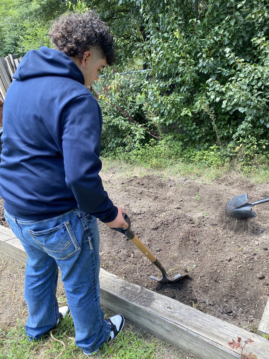 Veronic00304139's tweet photo. Campbell’s Agriculture Students are Learning by Doing! Hands on Activity! Preparing for Fall Crops! ⁦@Chssparta⁩ ⁦@ThisIsSpartaSGA⁩ https://t.co/rmV7ejc92M
