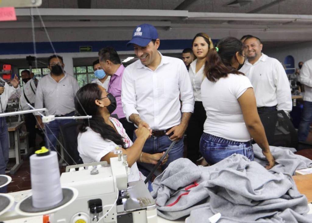 antonio_rsa1's tweet photo. HAN ABIERTO MÁS EMPLEOS EN YUCATÁN, GRACIAS A LA APERTURA DE FACTORÍAS EN EL INTERIOR  
* De ello dio cuenta el gobernador @MauVila en visita de trabajo al centro-oriente, con apoyo de la permanente promoción lograda por @ErnestoHerreraN, titular de la @SEFOETYucatan @SE_mx https://t.co/cF5dIly3Mv