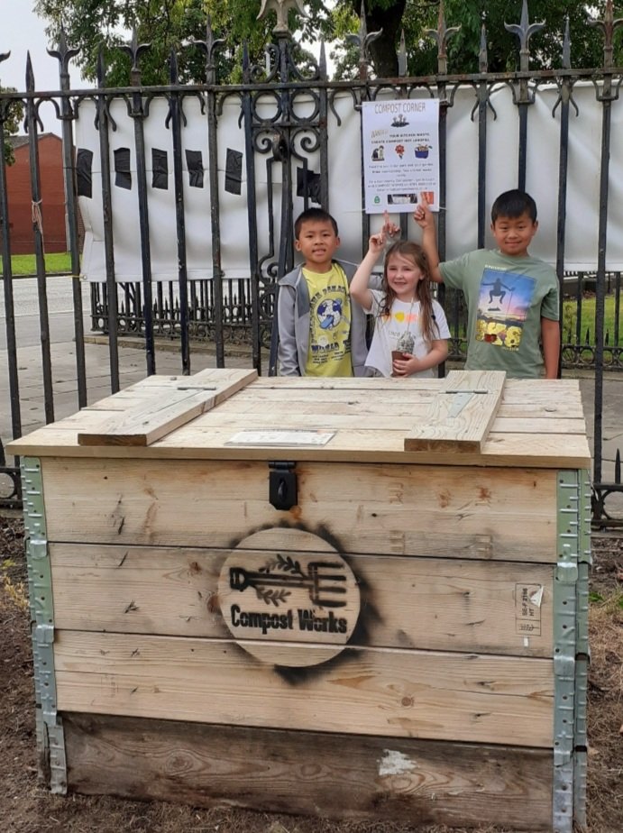 LBimo1's tweet photo. @CompostWorksUK @FOSPLiverpool @SilverbergOptic Here we have Henry, Amelia & Harvey taking time out from their fun filled Nature activity day #HAF2022 telling us all that "Compost Works" πππͺ±πͺ³ #CommunityCompost #SoilHealth #SaveSoil #nature #CompostCorner @usera7078 @dunbarrover @bogtrotter99 @GarthDallas @LiverpoolParks https://t.co/f8KFMocGYv