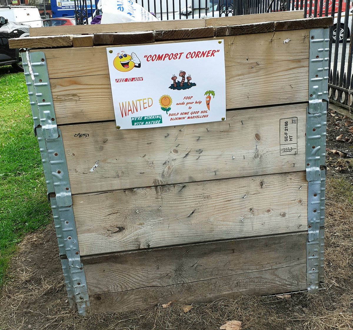 LBimo1's tweet photo. @CompostWorksUK @FOSPLiverpool @SilverbergOptic Here we have Henry, Amelia & Harvey taking time out from their fun filled Nature activity day #HAF2022 telling us all that "Compost Works" πππͺ±πͺ³ #CommunityCompost #SoilHealth #SaveSoil #nature #CompostCorner @usera7078 @dunbarrover @bogtrotter99 @GarthDallas @LiverpoolParks https://t.co/f8KFMocGYv