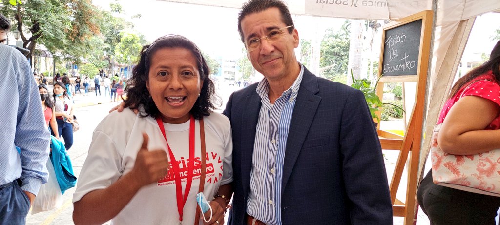 Zona8MTDH's tweet photo. Coordinador zonal @stivenmolinap y director distrital @Miguel_Lopez_E recorrieron la feria Startups UG 2022, organizada por la @UdeGuayaquil en la Plazoleta de la FEUE, donde participaron 30 emprendedoras del MIES y jóvenes universitarios emprendedores.

#JuntosLoHacemosPosible https://t.co/hBDbWJzl0Z