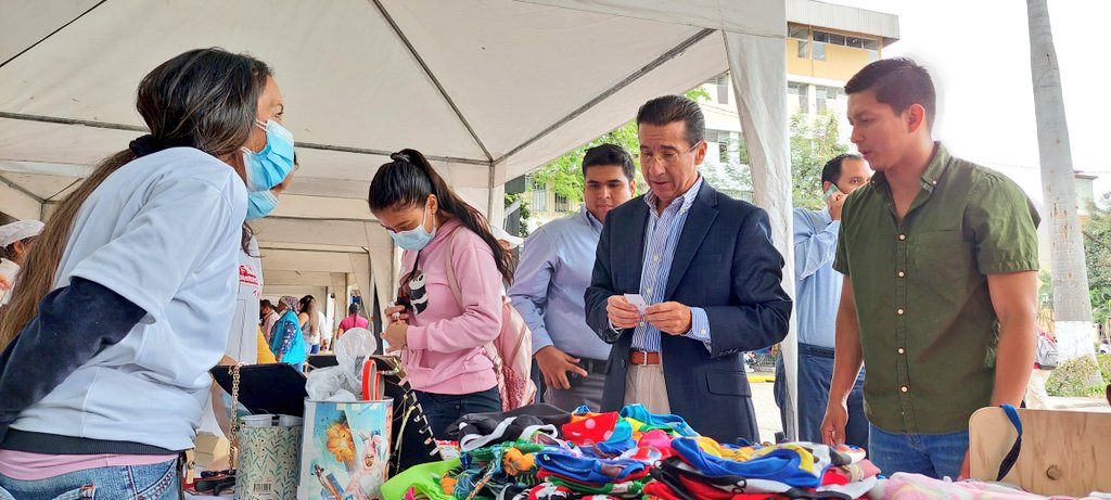 Zona8MTDH's tweet photo. Coordinador zonal @stivenmolinap y director distrital @Miguel_Lopez_E recorrieron la feria Startups UG 2022, organizada por la @UdeGuayaquil en la Plazoleta de la FEUE, donde participaron 30 emprendedoras del MIES y jóvenes universitarios emprendedores.

#JuntosLoHacemosPosible https://t.co/hBDbWJzl0Z