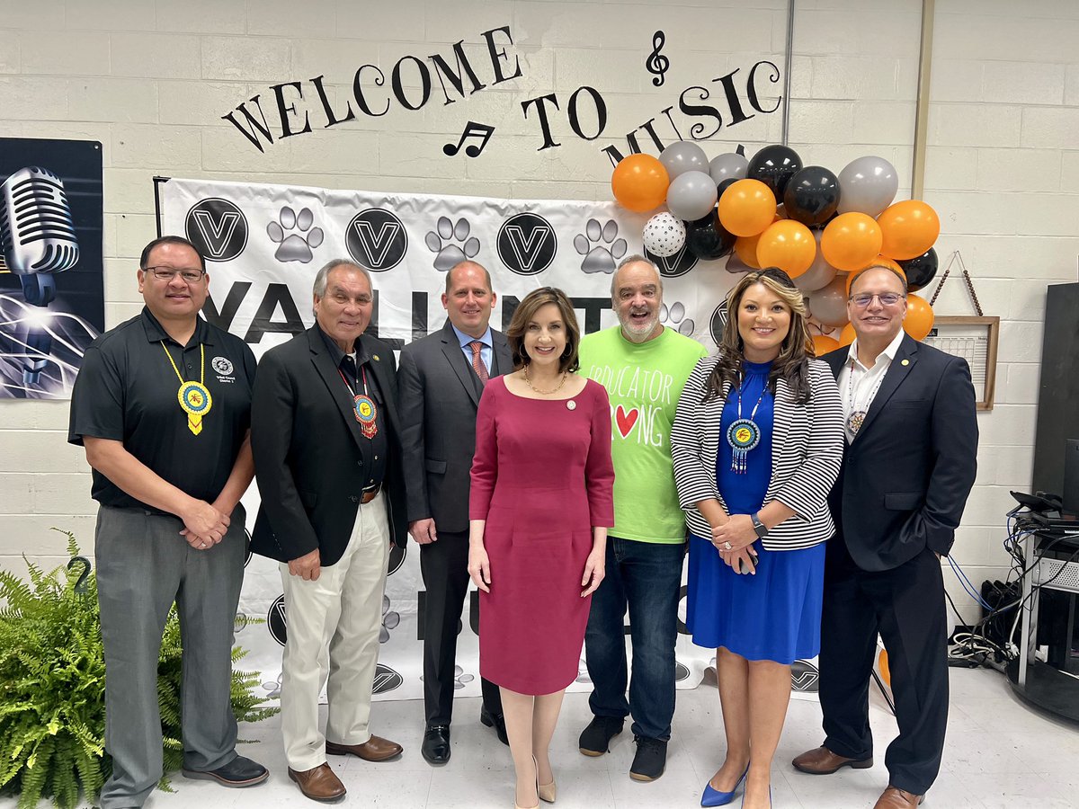 joy4ok's tweet photo. Fabulous Friday at McCurtain County Teacher-in-Service: “We are All in This Together!” Thanks to Valliant Supt.Brandon Frazier and @ChiefBatton @choctawnationOK, teachers and staff for a great kick-off to the new school year w/@gerrybrooksprin ! #OklaEd @oksde https://t.co/1R27m0914E